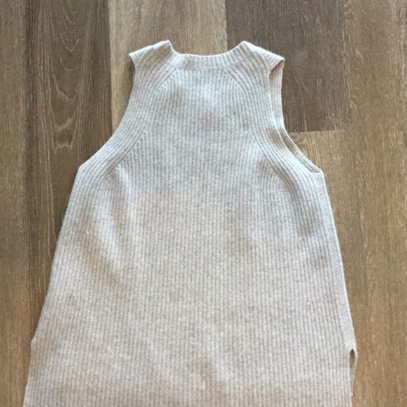 Lite gray vest.  Like new. - Picture 2 of 3